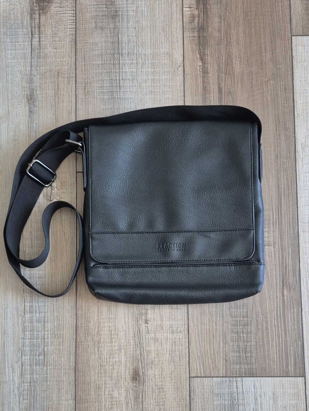 Kenneth Cole Reaction Black Leather Messenger Bag